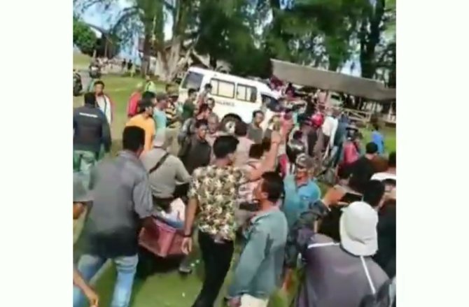 tak mau divaksin ratusan warga ini usir petugas hingga rusak meja kursi