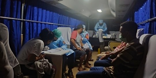 Warga Kupang Ramai-Ramai Ikut Vaksinasi Covid-19 di Malam Hari