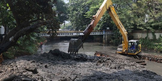 Aksi Dinas SDA Jakarta Grebek Lumpur di Sungai Krukut