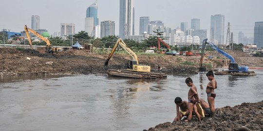 Gerebek Lumpur Kali Ciliwung