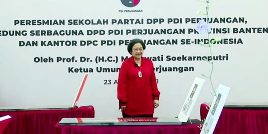 Megawati Serahkan Bantuan Tali Asih untuk Keluarga Kader PDIP Korban Covid-19