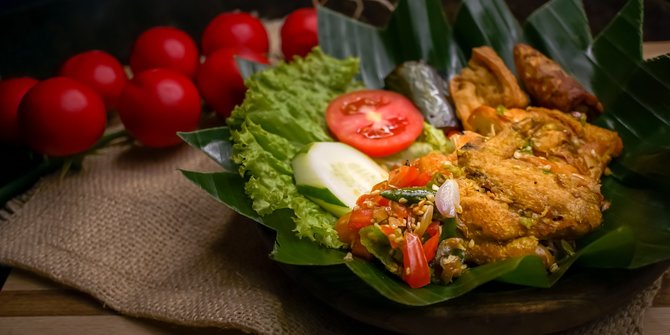 Ayam Penyet dengan Sambal 'Pecah Peluh' !