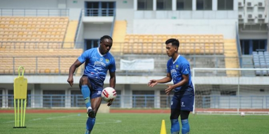 BRI Liga 1: Nick Kuipers dan Victor Igbonefo Absen Lawan PSM, Pelatih Persib Putar Otak