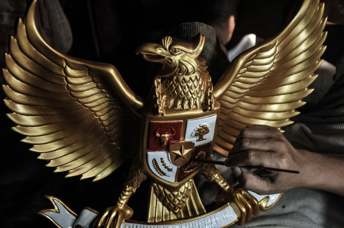 perajin patung garuda pancasila