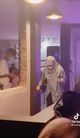 nongkrong di kafe isinya anak muda pria tak malu ditemani ibu aksinya bikin salut