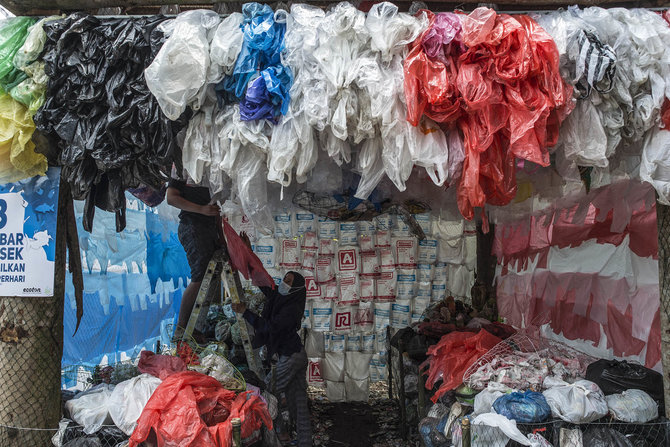 instalasi seni dari sampah plastik di gresik