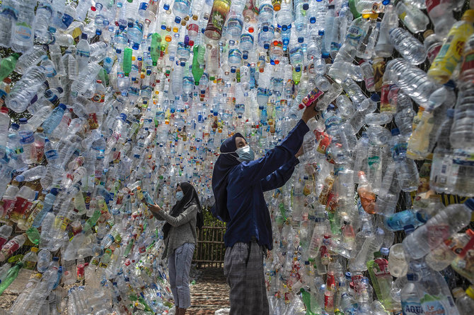 instalasi seni dari sampah plastik di gresik