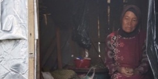 Cerita Pilu Nenek Wasmah, Tinggal di Gubuk Penuh Tambalan Plastik Tanpa MCK