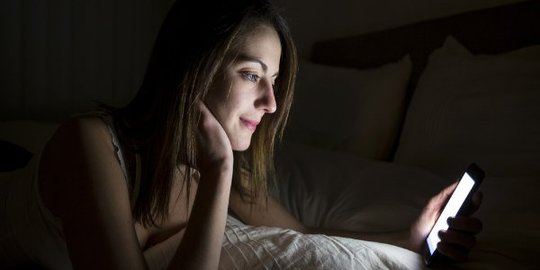 Bahaya Main HP Sebelum Tidur yang Perlu Diwaspadai, Berisiko Depresi