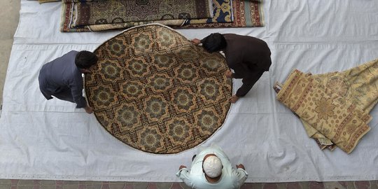 Nasib Pedagang Karpet Afghanistan Kehilangan Pembeli