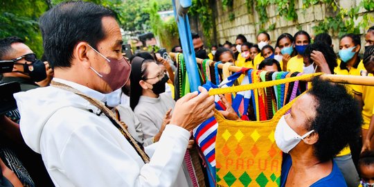 Momen Jokowi Beli Noken di Pinggir Jalan dari Mama-Mama