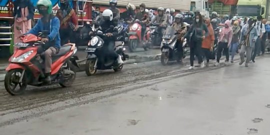 Tak Sabar Antre, Pengendara dan Pejalan Kaki di Tangerang Lewat Jalan yang Baru Dicor