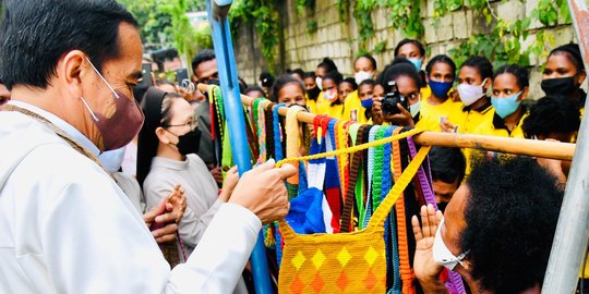 Ketika Jokowi Beli Noken dari Mama-Mama Papua di Pinggir Jalan