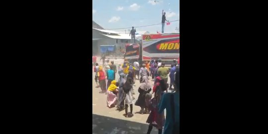 Viral Video Pria di Pati Bagi-Bagi Uang dari Atas Truk Kontainer