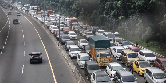 Polisi Uji Coba Sistem Satu Arah di Jalur Puncak Bogor