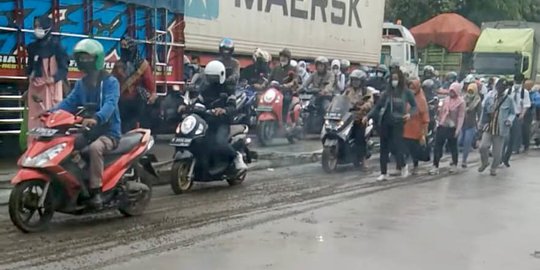 Kementerian PUPR Cor Ulang Jalan Rusak Dilindas Pengendara di Jalan Raya Serang