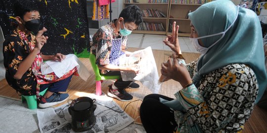 Berkarya dengan Canting di Hari Batik Nasional