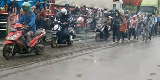 Pengendara Lindas Jalan Baru Dicor di Tangerang, Diizinkan karena Ada Truk Mogok