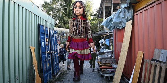 Aksi Boneka ''Little Amal'' Jalan Kaki 8.000 Kilometer Melintasi Eropa