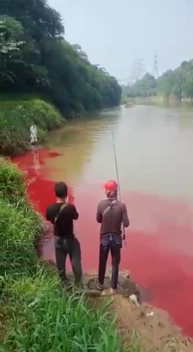 sungai cisadane tercemar air warna merah