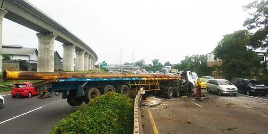 Trailer Pengangkut Besi Tabrak Pembatas Jalan hingga Melintang ke Jalur Berlawanan