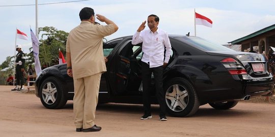 Menhan Prabowo Hormat Sempurna Sambut Jokowi di Merauke