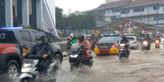 Banjir Depan Kantor Walkot Tangsel, Pengendara Terpaksa Dorong Motor