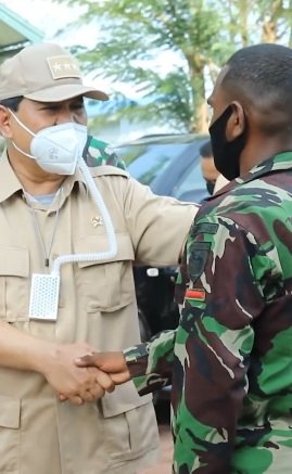 potret prabowo sapa prajurit tni di papua