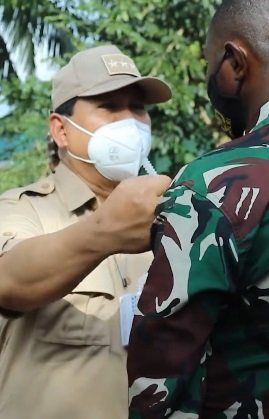 potret prabowo sapa prajurit tni di papua