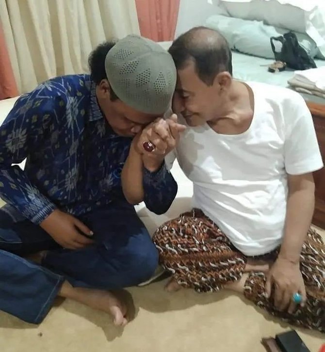  /></p>
<p><em>Instagram @ulama.nusantara ©2021 Merdeka.com</em></p>
<p>Video kebersamaan Hercules dan Habib Luthfi pergi bersama ke acara Haul pun viral di media sosial. Banyak warganet yang terkesima akan keputusan Habib Luthfi. Di lain sisi, kagum atas penghormatan Hercules yang telah menjadi adik angkat tersebut.</p>
<p><img src=