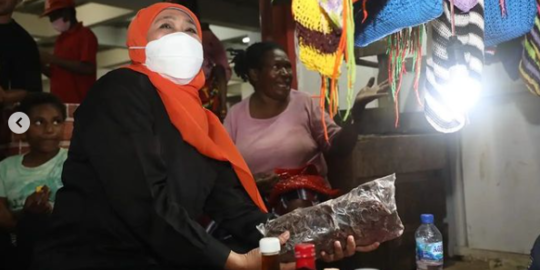 3 Potret Khofifah bersama Mama-mama Papua di Jayapura, Beli Noken dan Sarang Semut