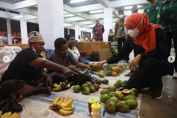 gubernur khofifah di pasar mama mama papua