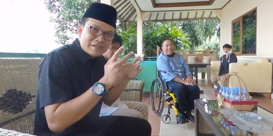 Ini Sosok Orangtua Raja Anak Sultan Rajin Rapikan Sandal Di Masjid Sederhana Banget Merdeka Com