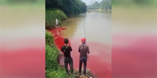 Sungai Cisadane Berwarna Merah Berasal dari Aktivitas Pencucian Plastik Bekas