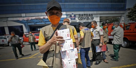 Bagikan Masker, Satgas Covid-19 Ingatkan Warga Disiplin Prokes di Mimika Sport Centre