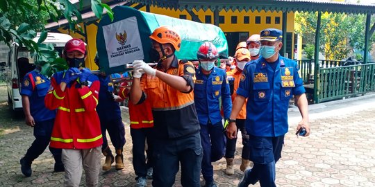 ABG Hanyut di Kampung Makasar Saat Ambil Sendal Ditemukan Meninggal di Kali Cipinang