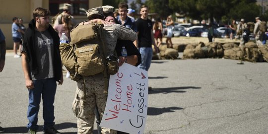 Haru Keluarga Sambut Kepulangan Prajurit AS dari Afghanistan