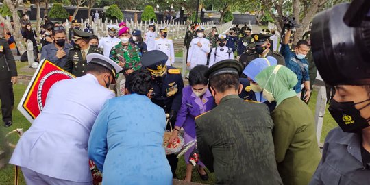 Jelang HUT TNI, Marsekal Hadi Ziarah dan Prosesi Tabur Bunga di TMP Kalibata