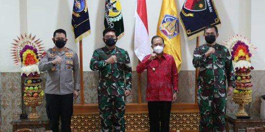 Panglima TNI Beri Penghargaan Gubernur Bali Sebagai Pelaksana PPKM Mikro Terbaik