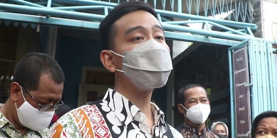 3 ASN Dipergoki Gibran Bersandal Makan di Warung Saat Jam Kerja, Terancam Disanksi