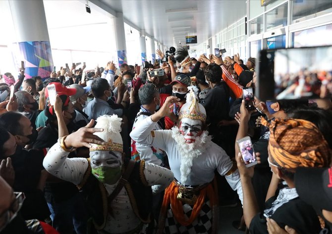 ganjar pranowo di bandara mimika