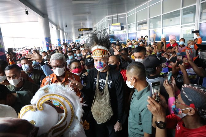 ganjar pranowo di bandara mimika