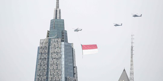 HUT TNI, Bendera Merah Putih Raksasa Berkibar di Langit Jakarta