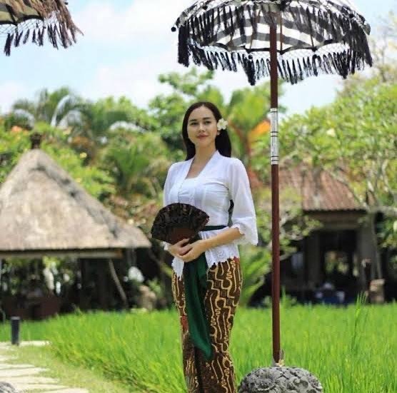 aura kasih kenakan pakaian adat bali