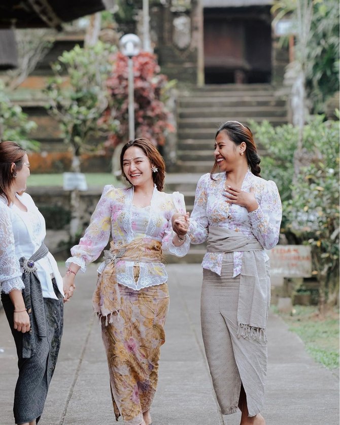 siti badriah kenakan pakaian adat bali