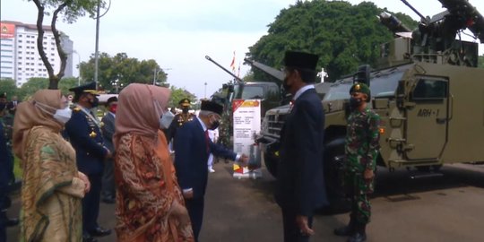 Momen Jokowi dan Ma'ruf Amin Tinjau Pameran Alutsista