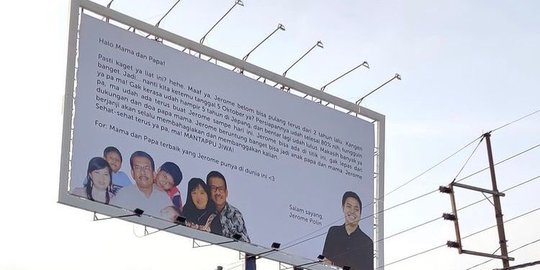 Pasang Billboard untuk Orang Tua, Ini 4 Potret Kedekatan Jerome Polin dengan Keluarga