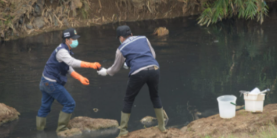 Air Sungai Berubah Hitam, Wagub Uu Hentikan Operasional Pabrik Tepung di Karawang