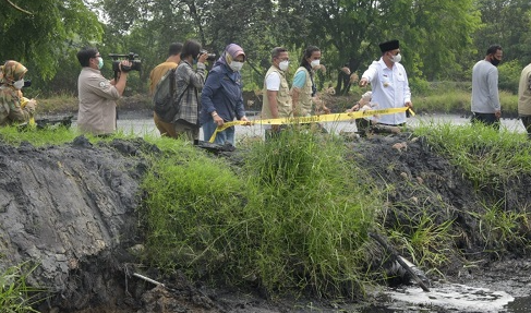 pencemaran sungai oleh pabrik tepung di cilamaya karawang