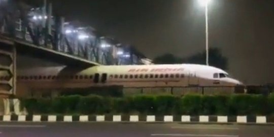 Pesawat Air India Tersangkut di Jembatan, Videonya Jadi Viral
